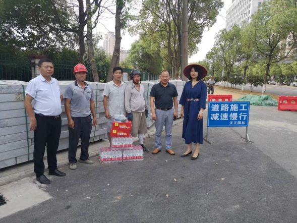 天正園林公司開展“夏送清涼”慰問活動