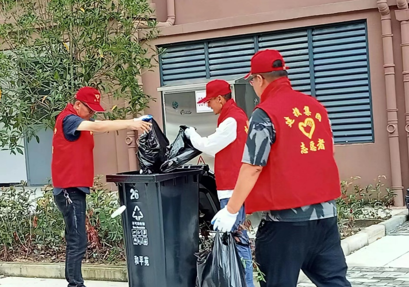 志愿服務(wù)進(jìn)小區(qū) 清潔打掃暖人心