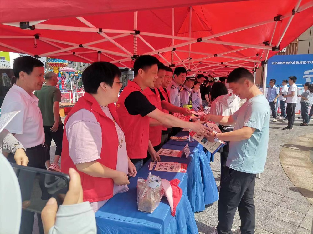 桐城經(jīng)開區(qū)建投集團(tuán)志愿者組織開展“人人講安全  個(gè)個(gè)會(huì)應(yīng)急——暢通生命通道”宣傳活動(dòng)